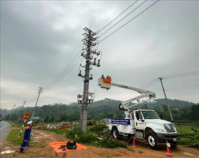 PC Lạng Sơn: Sửa chữa điện nóng holine đang góp phần nâng cao độ tin cậy cung cấp điện